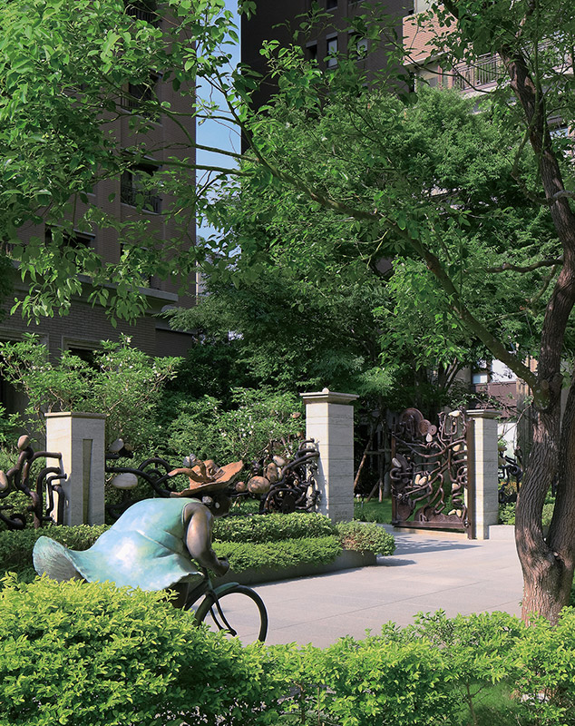 Why do artist Yu Deng-Chuan's works come to life so vibrantly in the Gendii communities? It's not just about placing sculptures at the entrance; it's about crafting a striking, dramatic corner that captivates everyone who passes by. - Pin Gendii