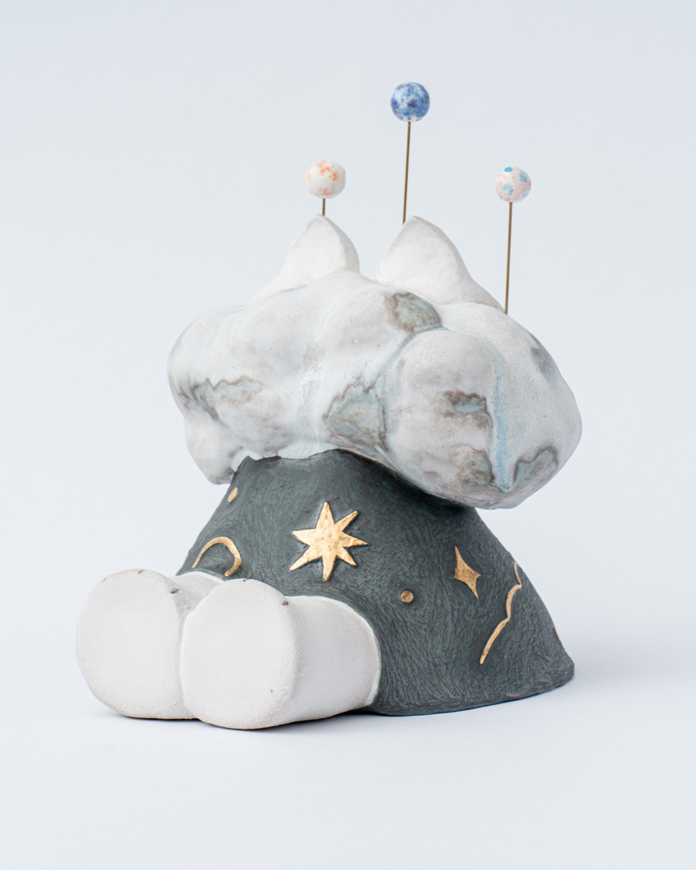 森酪梨_耳語之聲_陶土、釉藥、黃銅_25x21x27_2025