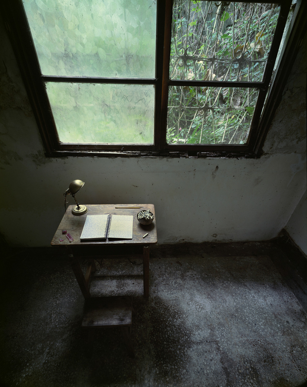 葉偉立_寫信的人 #1 The Letter Writer #1_藝術微噴、康頌平滑攝影藝術紙310克_143x117x6cm(含框)(版次1/6)_2003