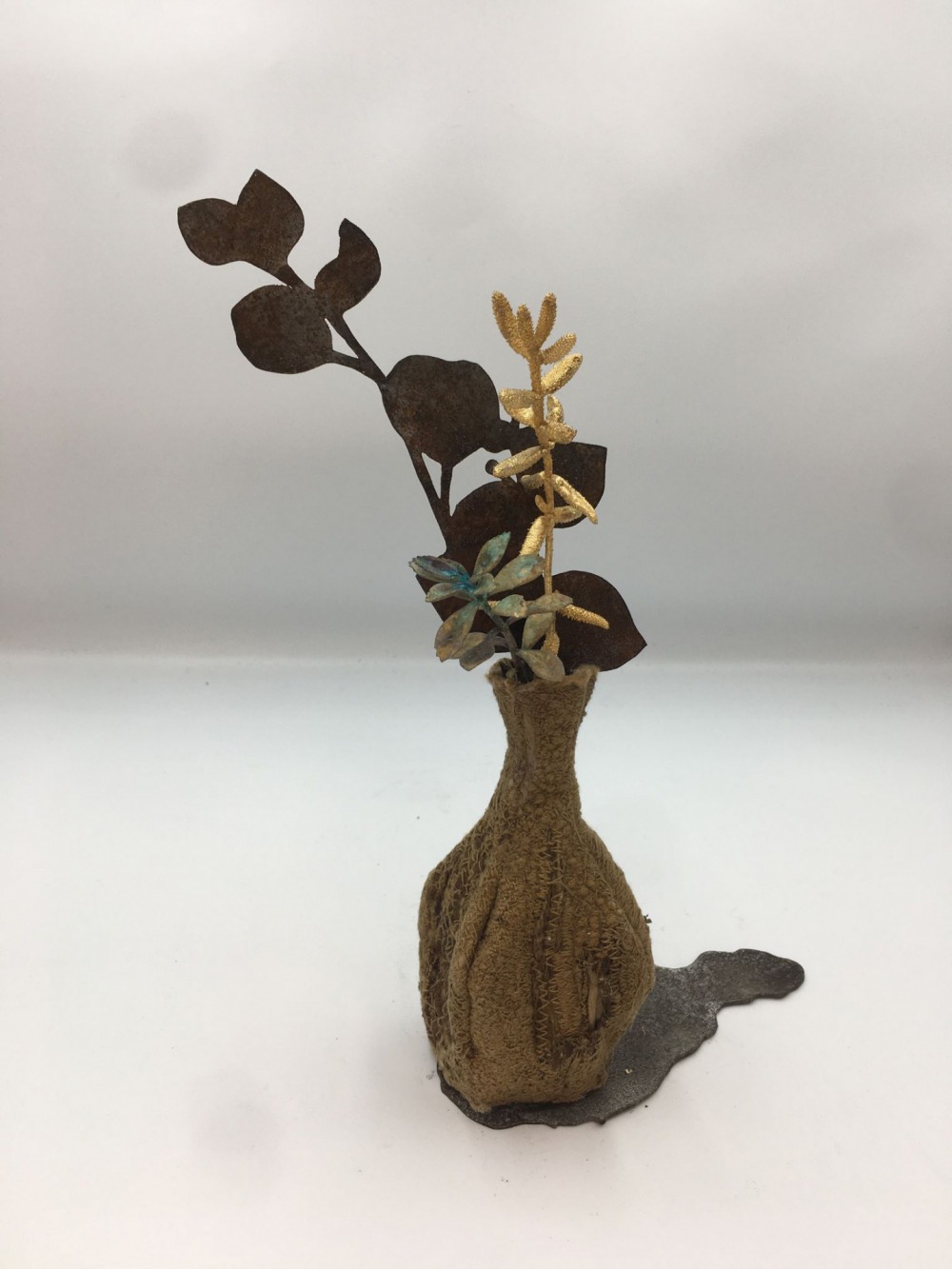朱淑宛 看不見的日常VII 15x7x23cm 銀、青銅、鋁、無紡布、棉線、天然纖維、植物染料、實物鑄造、金屬染色、車縫、鐵鏽染、植物染 2024