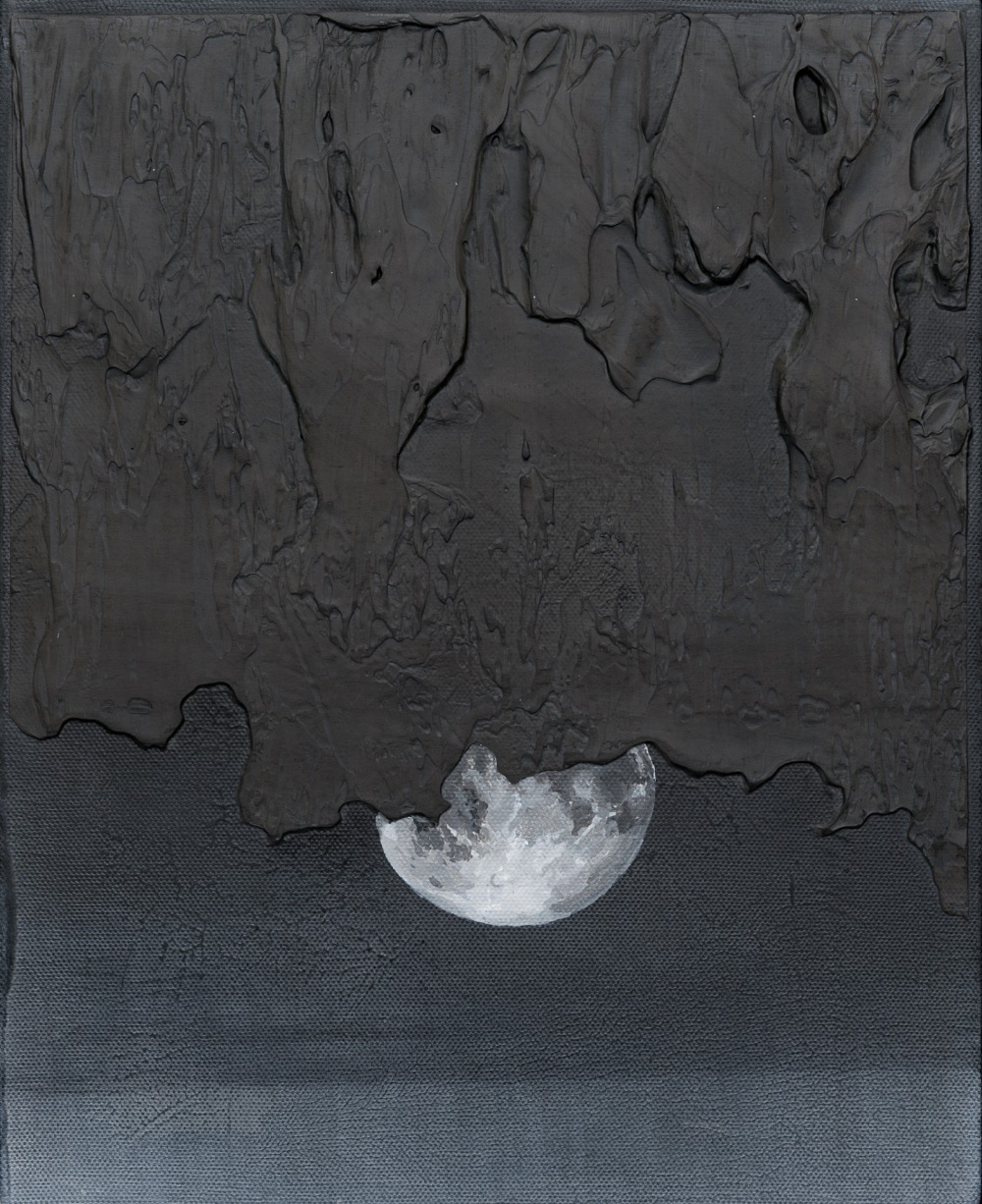 詹莊軒 雲裡的月亮 27x22cm 壓克力‧炭筆‧塑型劑‧畫布 2022<br />
