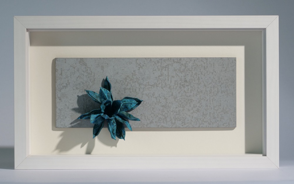 廖建清 伴生#4 43×25×5cm(含框) 紅銅、化學染色、水泥板 2023