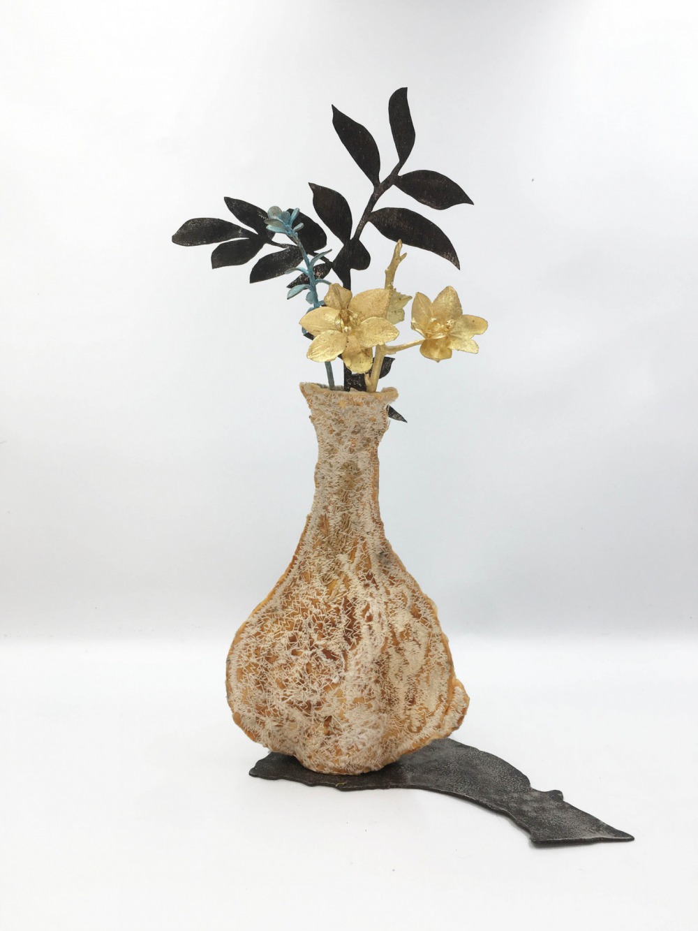 朱淑宛 看不見的日常Ⅰ 18x15x33cm 青銅、鋁、無紡布、棉線、天然纖維、植物染料、實物鑄造、金屬染色、車縫、鐵鏽染、植物染 2024