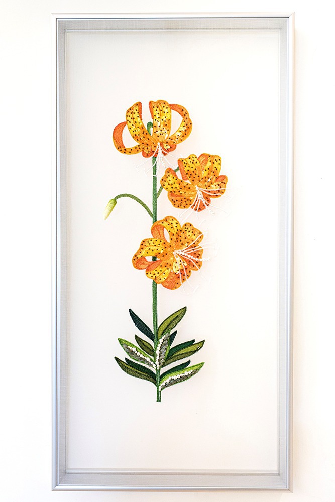 胡凱齡 透百合 玻璃、棉線、人造珍珠、拉菲草、亮片、真絲 70x35cm 2024