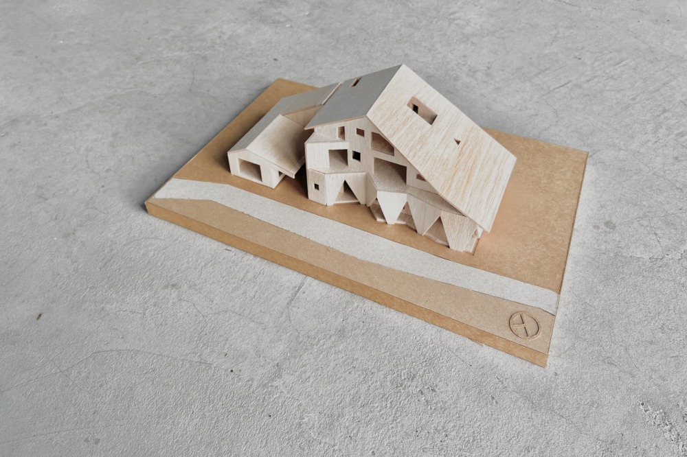 羅曜辰_大象之家_40x16.5x13 cm_巴沙木_2020
