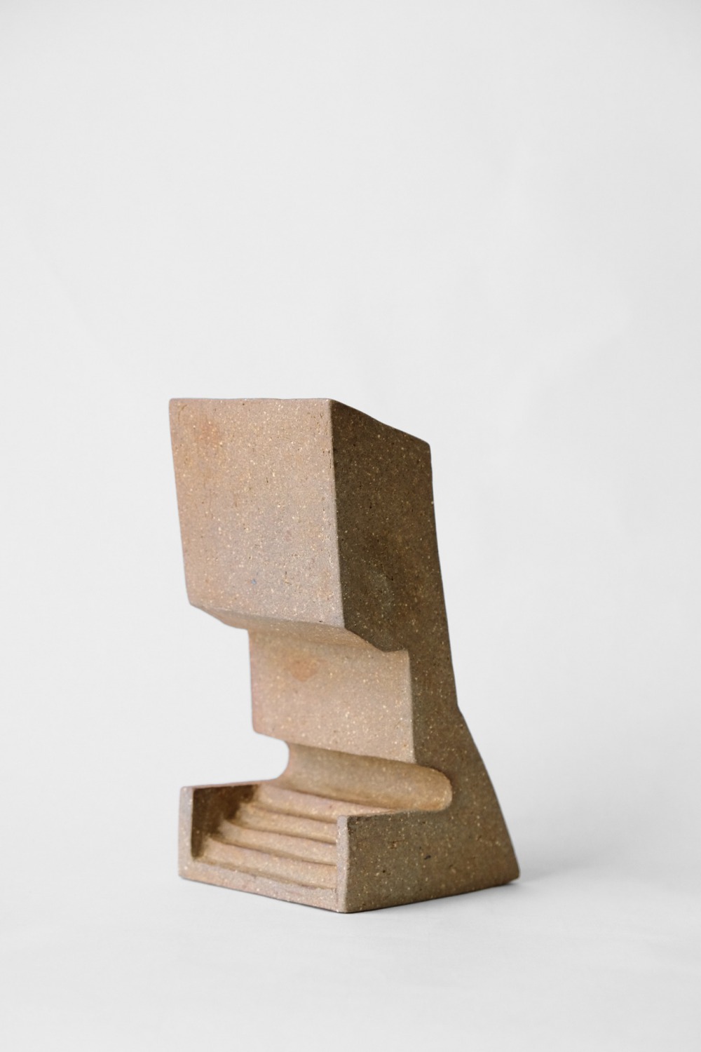 陳姝里_隱身處_11.4×9×18.6 cm_陶土_2024
