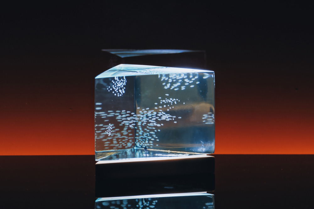 李曜丞_隨光飄流2-⽅向_環氧樹脂、LED_14.5×14.5×12 cm_2025
