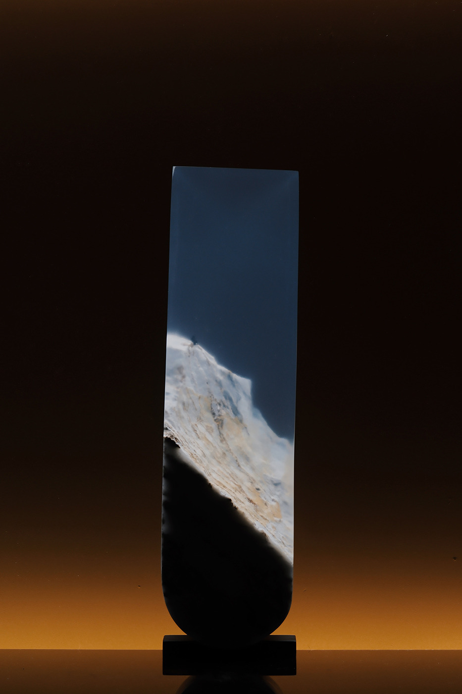 李曜丞_隨光飄流7-眺望_白大理石、環氧樹脂、LED_11.5×9×41.5 cm_2025