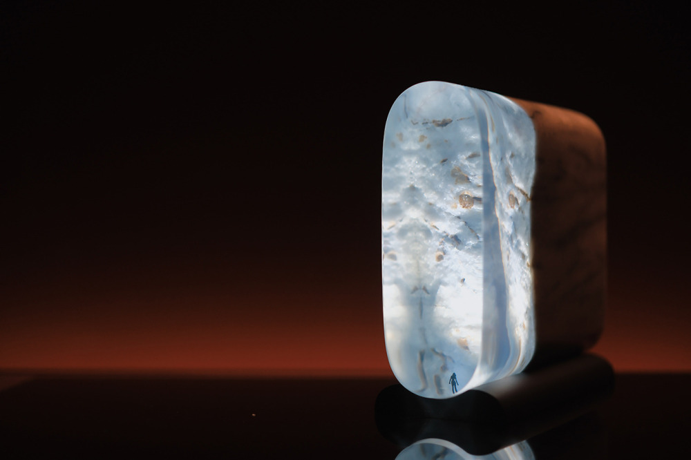 李曜丞_隨光飄流9-方向_白大理石、環氧樹脂、LED_15×7×17 cm_2025
