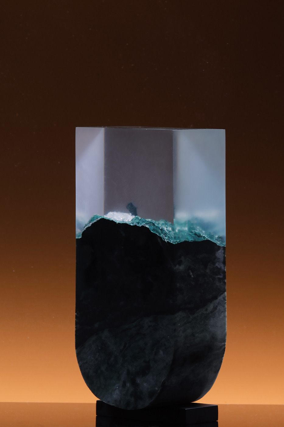 李曜丞_隨光飄流10-探索_蛇紋石、環氧樹脂_15×8×27 cm_2025