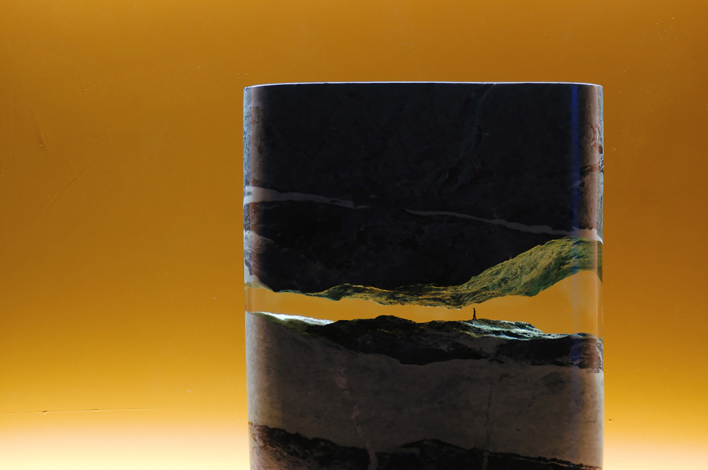 李曜丞_趨光微觀11-天地之間_蛇紋石、環氧樹脂、LED_35.5×10×41 cm_2023