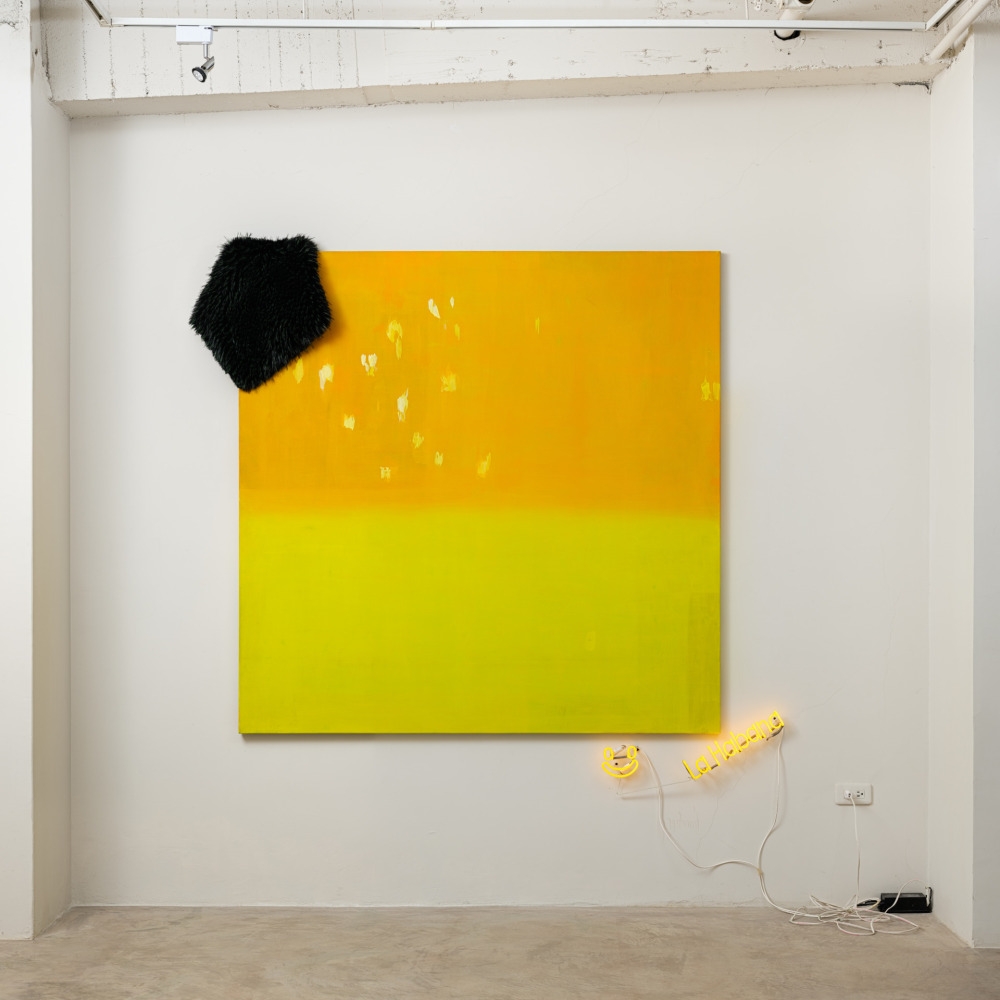 李佩姍_黃色_壓克力顏料、油彩、畫布、霓虹燈_160x160cm_2025