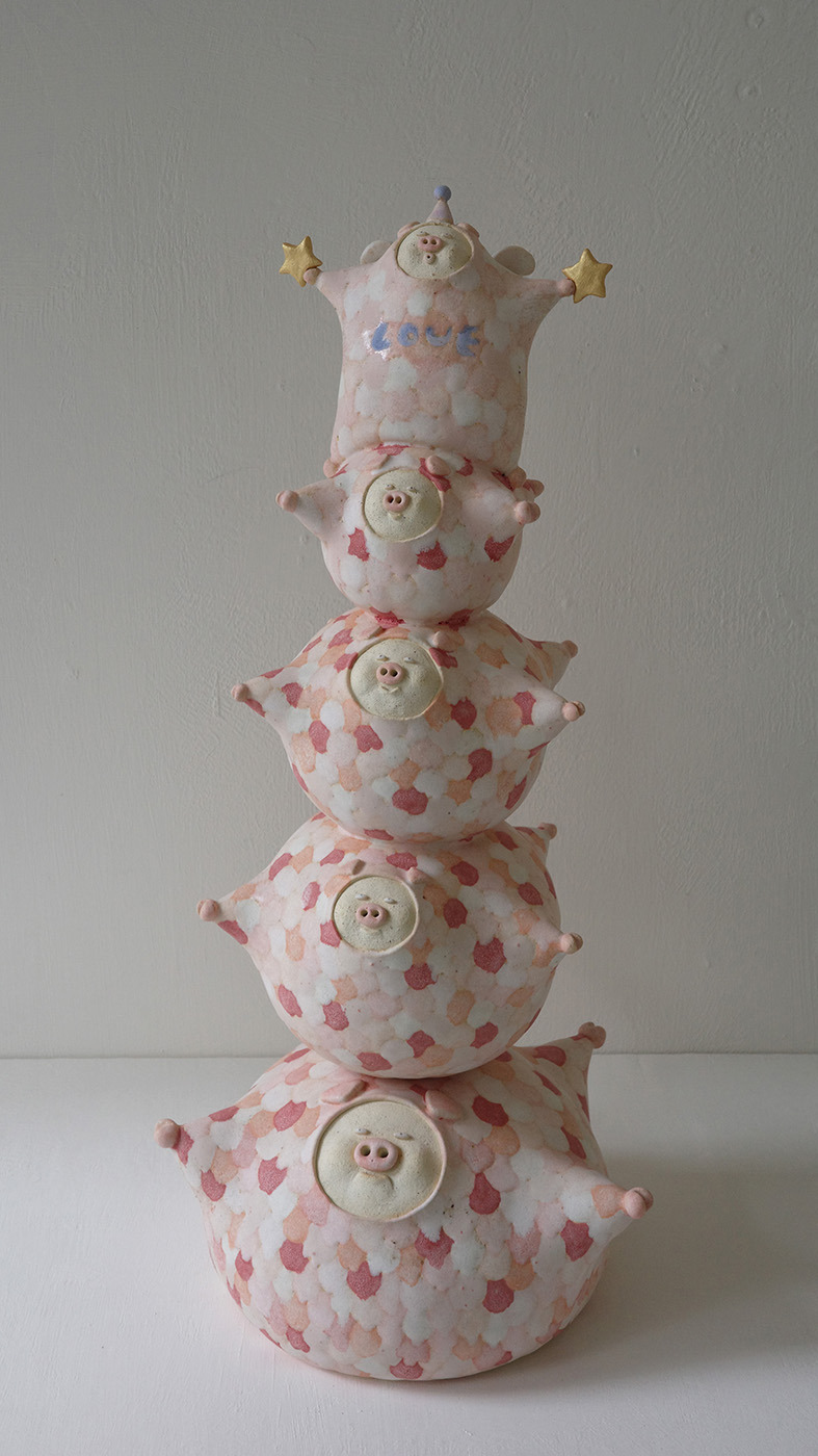 邵慈_小豬圓舞曲_陶_20x22x50_2024