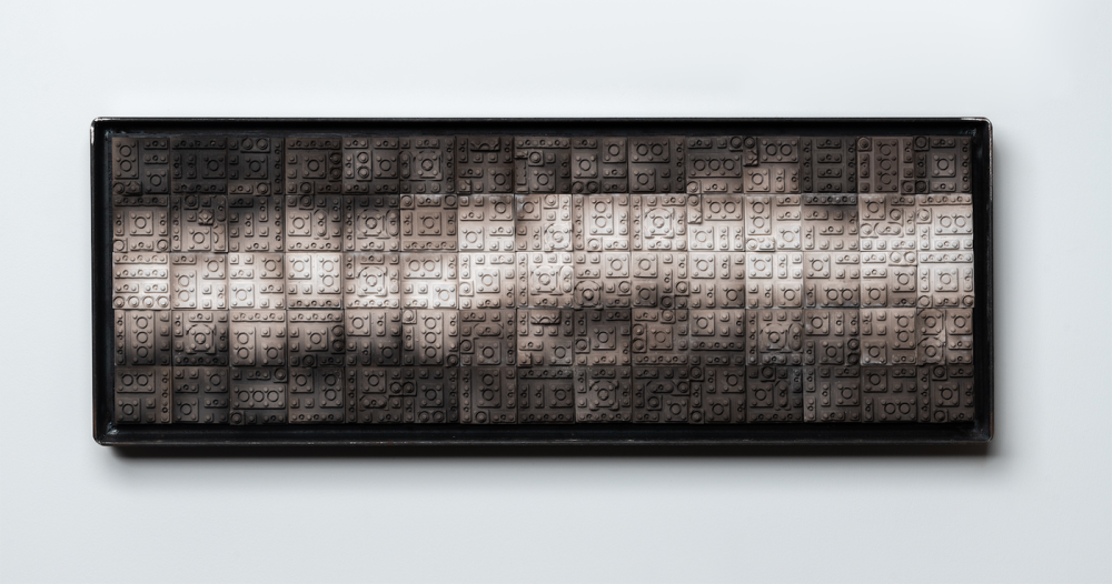 游孟書_Breath_瓷土、鐵框_47.2x17.2x3cm_2024