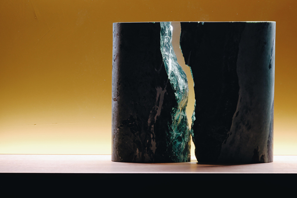 李曜丞_趨光微觀11-方寸之間_蛇紋石、環氧樹脂、LED_38×11×39 cm_2023