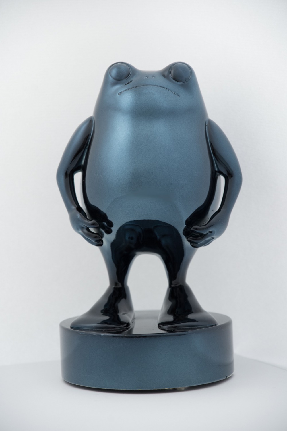 李偵綾 fafa-3 12.9×13.6×21.4cm 樹脂、金屬石油藍 2021