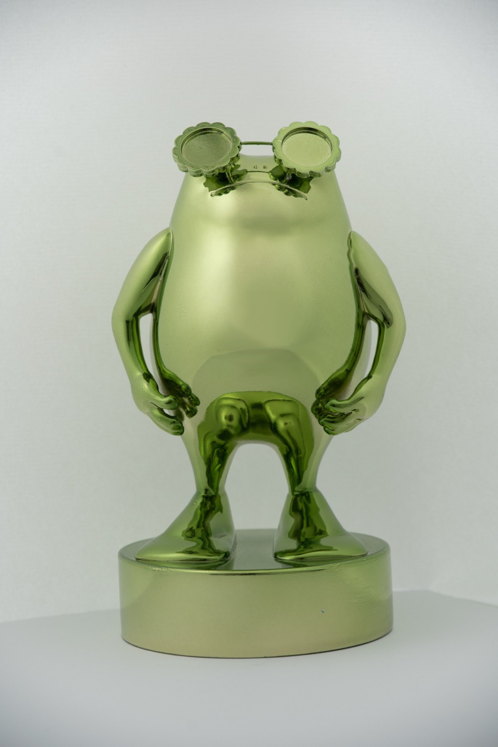 李偵綾 fafa+sunglasses 2 12.9×13.6×21.4cm 樹脂、金屬草綠 2021