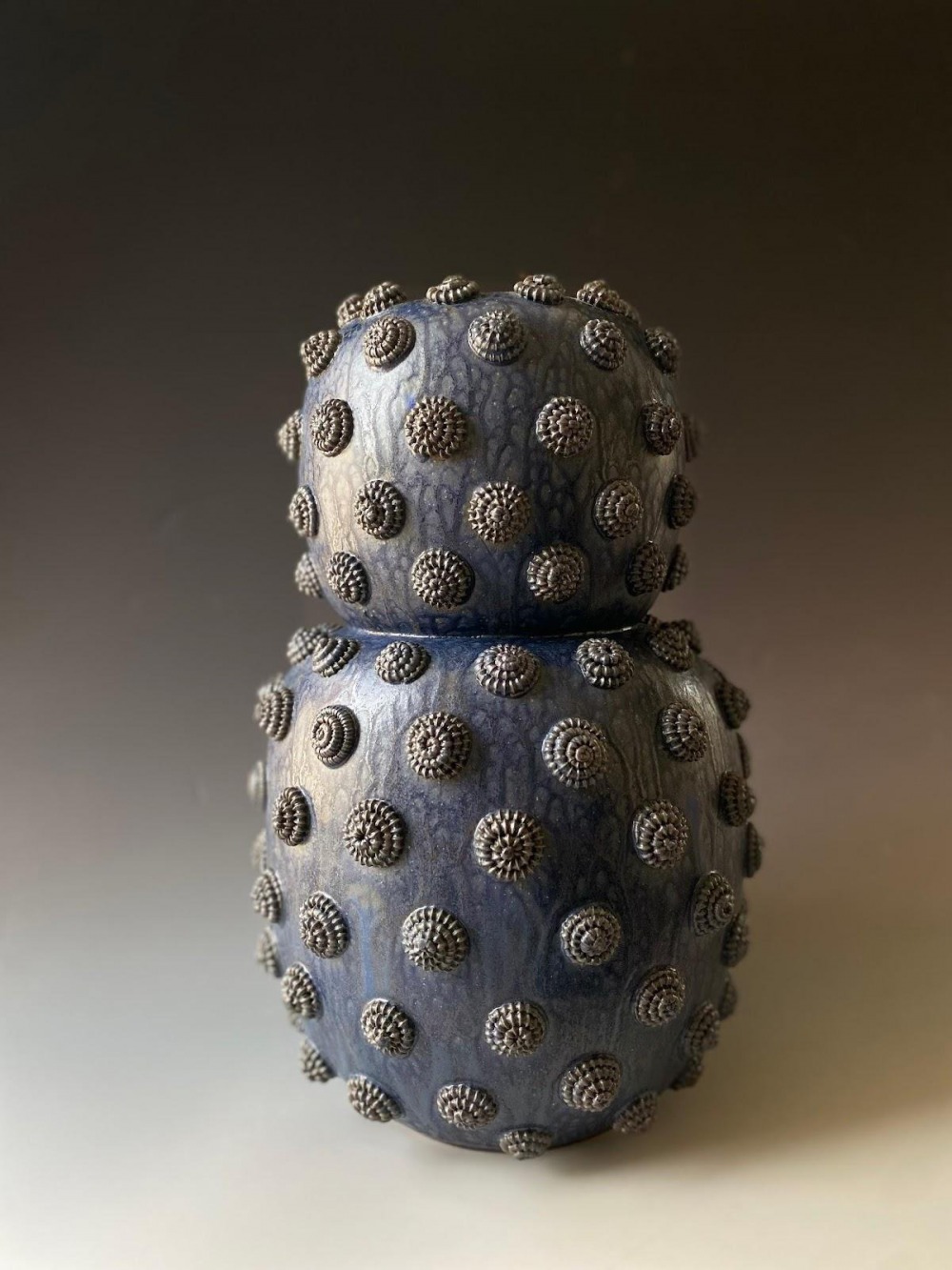 蘇淑美 手塑螺紋鈕二層瓶 陶土 21x21x39cm 2021