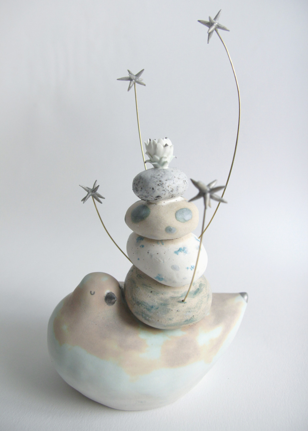 森酪梨_悄悄的綻放_陶土、釉藥、黃銅_15x10x24_2026