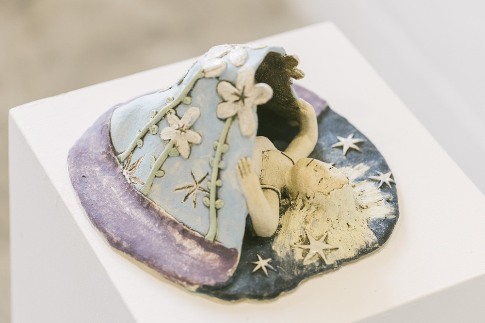 徐仲葳_Insomnia_雕塑陶土、化妝土、釉藥、燒製1230度Ｃ_26x21.5x12_2025