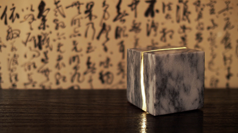 李曜丞_CUBE_白大理石、環氧樹脂、LED_10×10×12 cm_2018