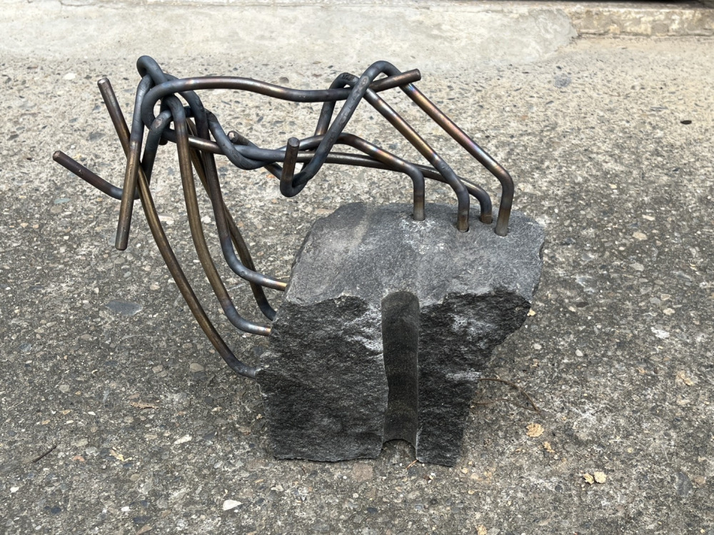 任大賢_灰階no.12_花崗石、不鏽鋼_35x15x27cm_2025