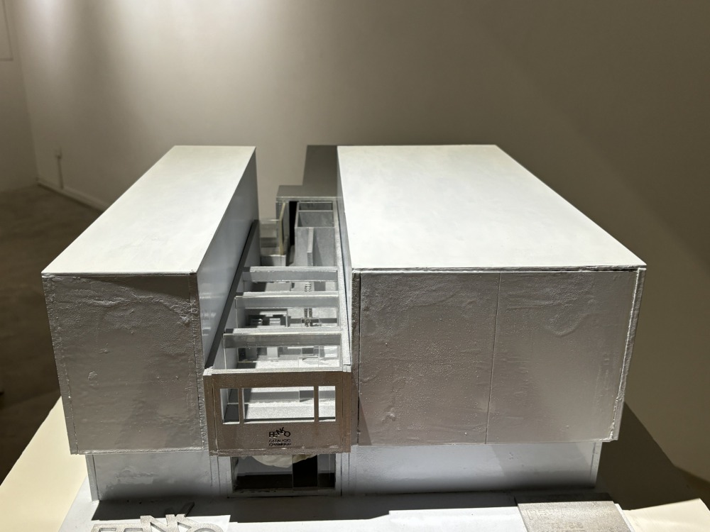 共序工事  FENKO鳳嬌催化室模型-密集板、壓克力、金屬漆、複合媒材  90x45x23  2019