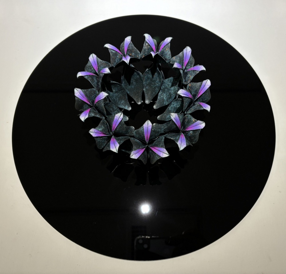 廖建清 在夢中構築#2 18×18x11cm(含框) 紅銅、化學染色、水泥板 2023