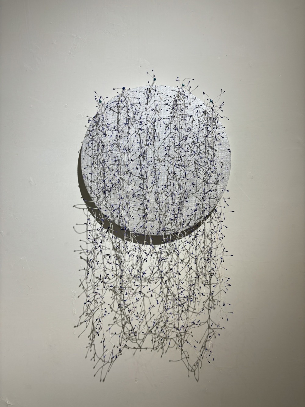 蔡依珊 點點漫-紫 25×7×45cm 紙、石膏、銀 、線 2024