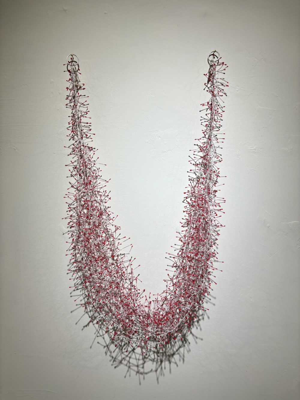 蔡依珊 點點漫-紅流 26×10×45cm 紙、石膏、銀 、線 2024
