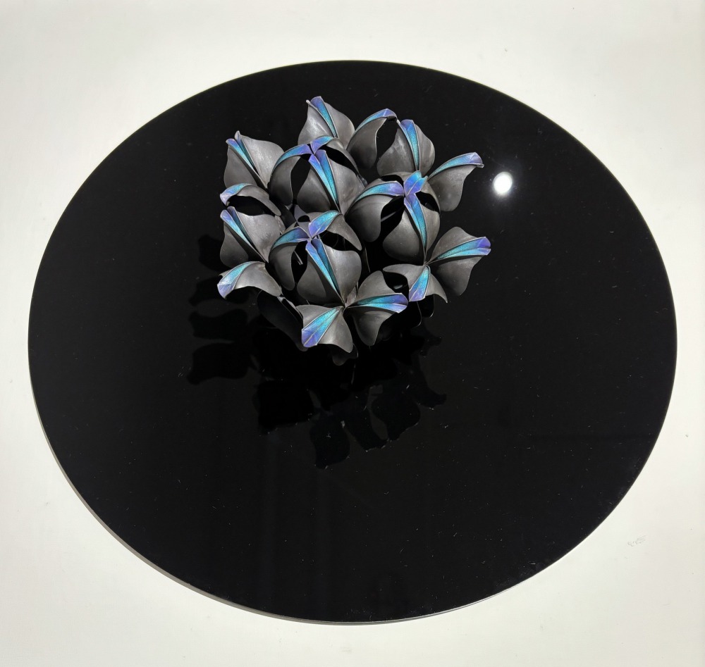 廖建清 在夢中構築#1 16×16×11cm(含框) 紅銅、化學染色、水泥板 2023