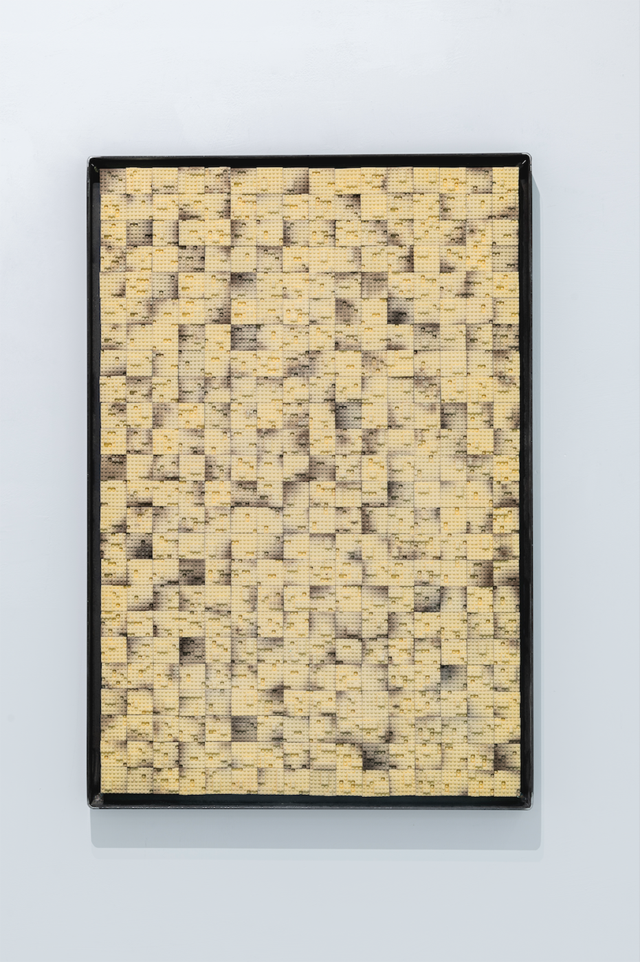 游孟書_我想我看到的是光吧?_瓷土、色粉、鐵框_47x69x4cm_2023