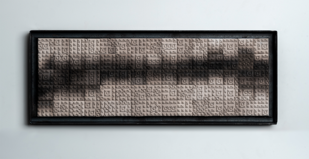 游孟書_Trace_瓷土、鐵框_48.5x18.2x3.3cm_2024