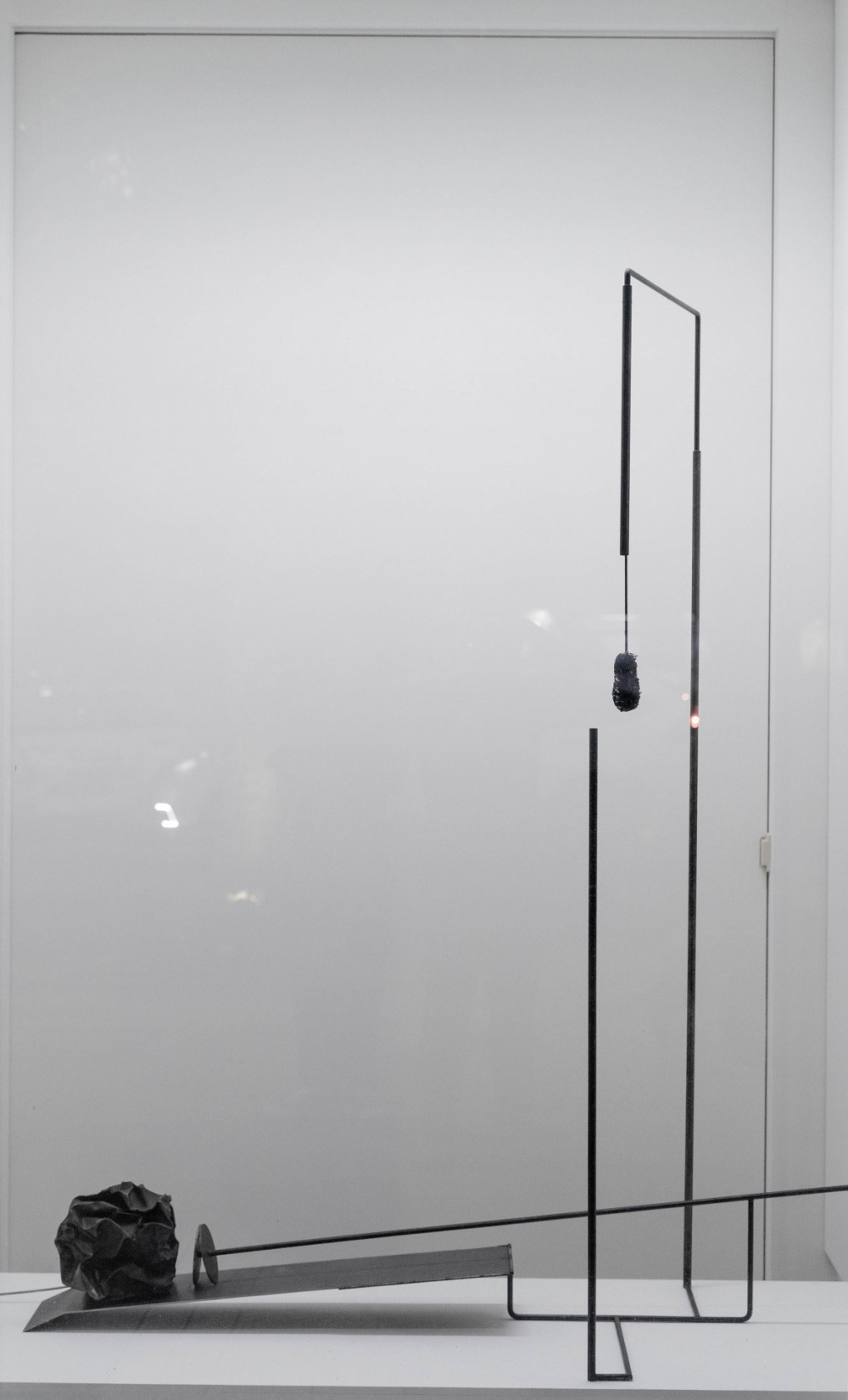 徐瑞謙 頓點 鐵、磁鐵、不鏽鋼、鐵屑 154x54x165cm 2020
