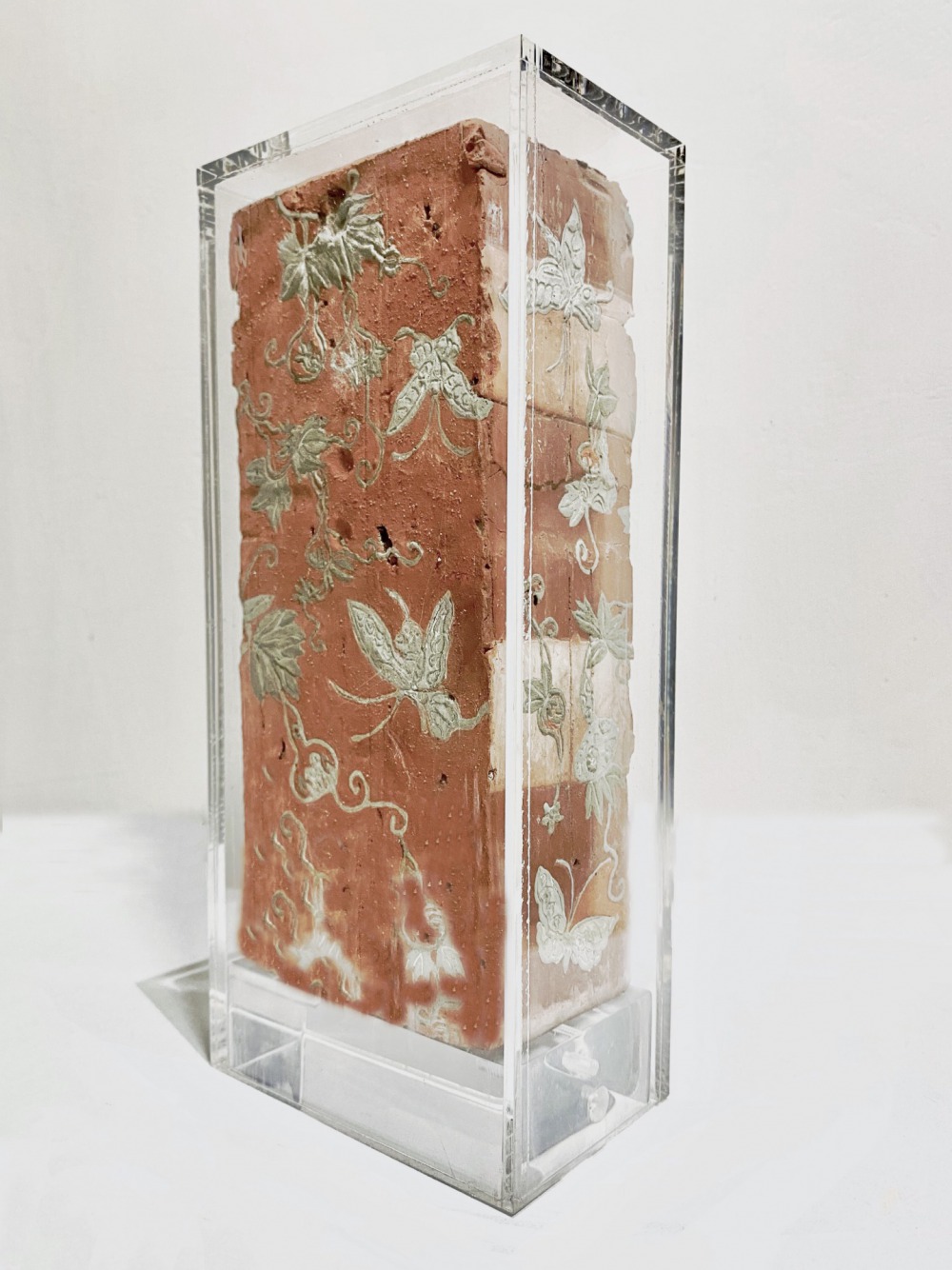 洪 瑄 泥花磚 6.6x10.3x23.6cm 紅磚‧水泥‧壓克力 2022<br />