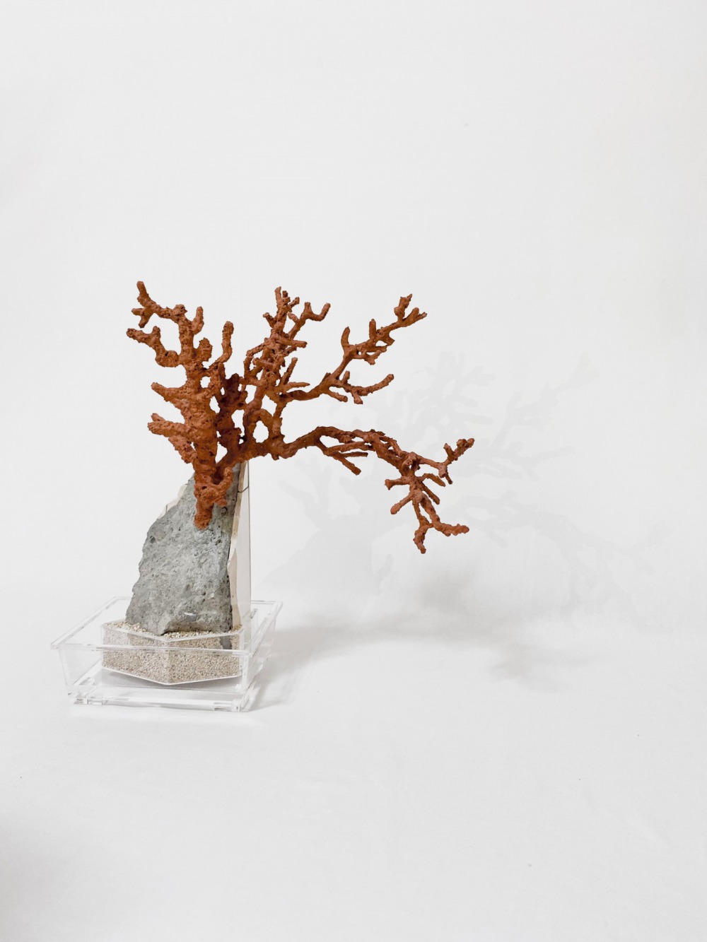 洪 瑄 行至水窮處III 38x24x48.5cm 混凝土‧鐵條‧紅磚‧磁磚‧壓克力‧黃金石 2021