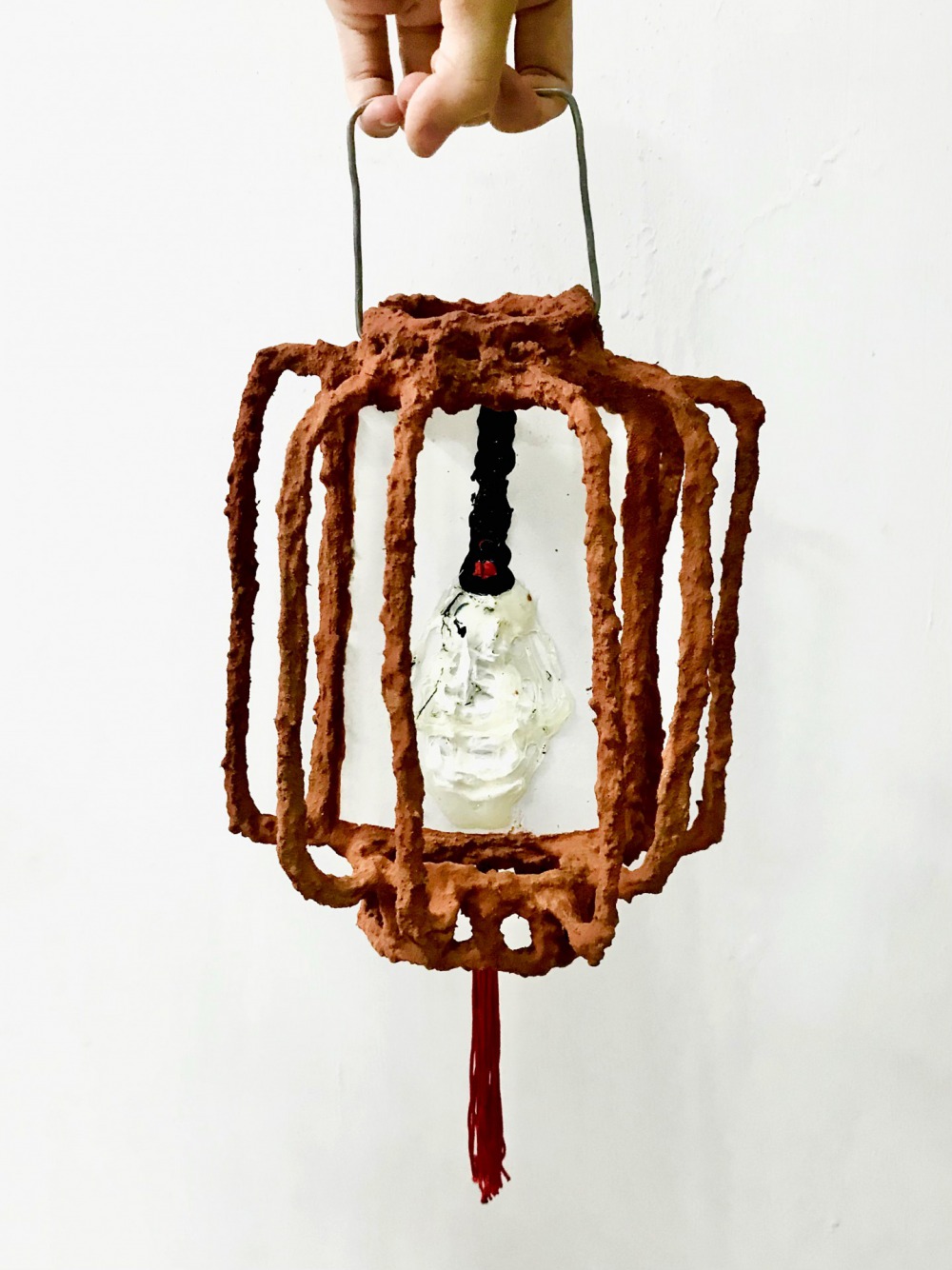 洪 瑄 工作光明 35x15x15cm 矽酸鈣板‧水彩‧混凝土‧紅磚 2022<br />