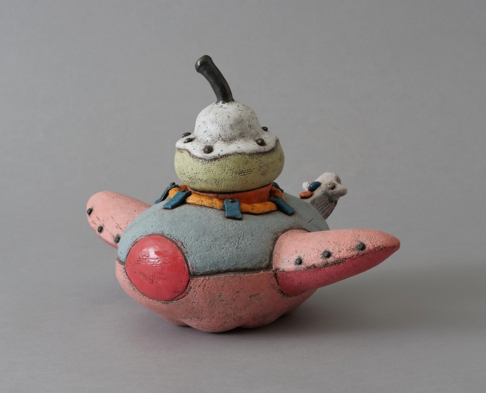 施姵伃--冰淇淋轟炸機 32×22×22cm 陶、化妝土、釉 2023