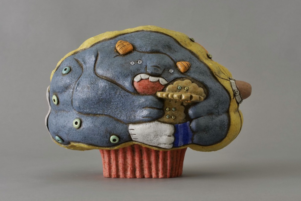 施姵伃--杯子裡的蛋糕飛艇 36×26×25cm 陶、化妝土、釉 2023
