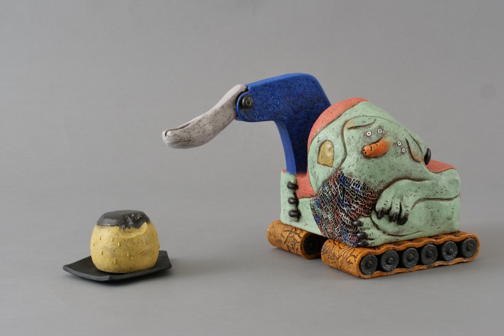 施姵伃--挖一口怪手 31×19×21cm 陶、化妝土、釉 2023
