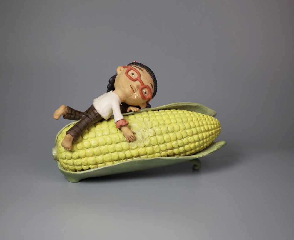 李善愔--仙仙不想動系列-貪吃鬼(玉米) 32x11x22cm 陶瓷 2023
