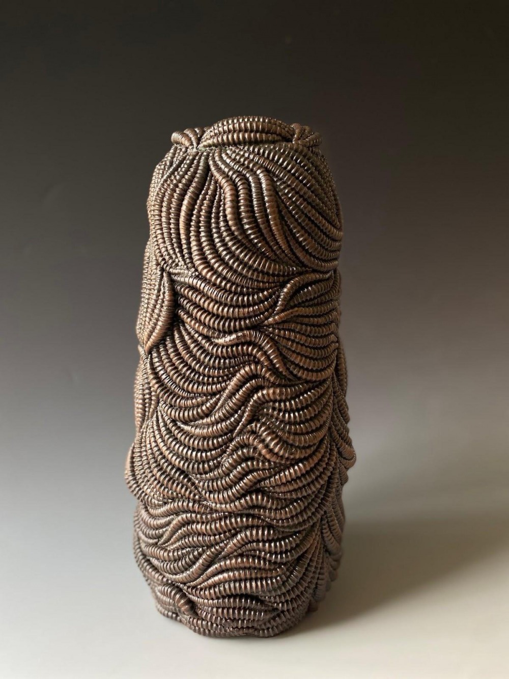 蘇淑美 手塑螺紋波花器 陶土 10x12x30cm 2021