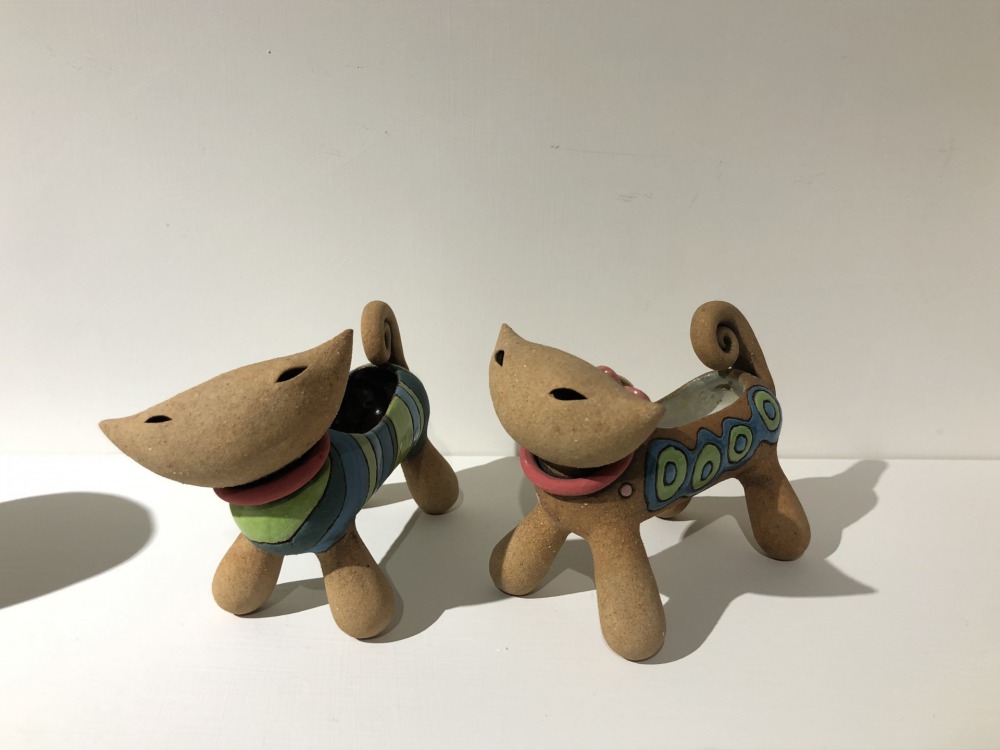 胡慧琴 臘腸貓花器 美國紅土 13x7x5cm(單件) 2020