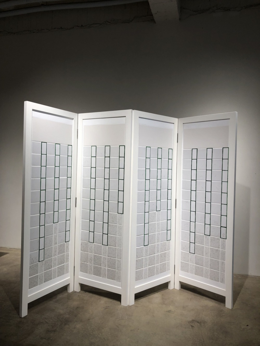 洪 瑄 竹林 60.5x3.2x177cmx4pcs 磁磚‧益膠泥‧木頭 2022<br />