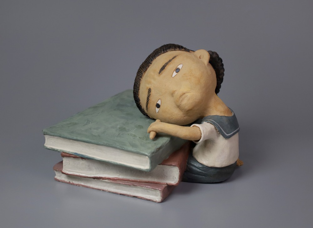 李善愔--仙仙不想動系列-不想唸書 33x29x21cm 陶瓷 2023