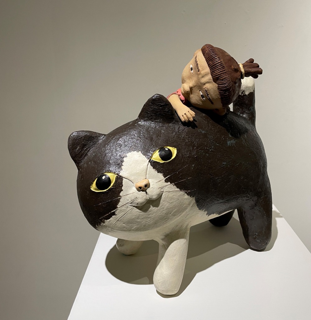 李善愔--仙仙不想動系列-喵大人(站) 27x15x17cm 陶瓷 2023