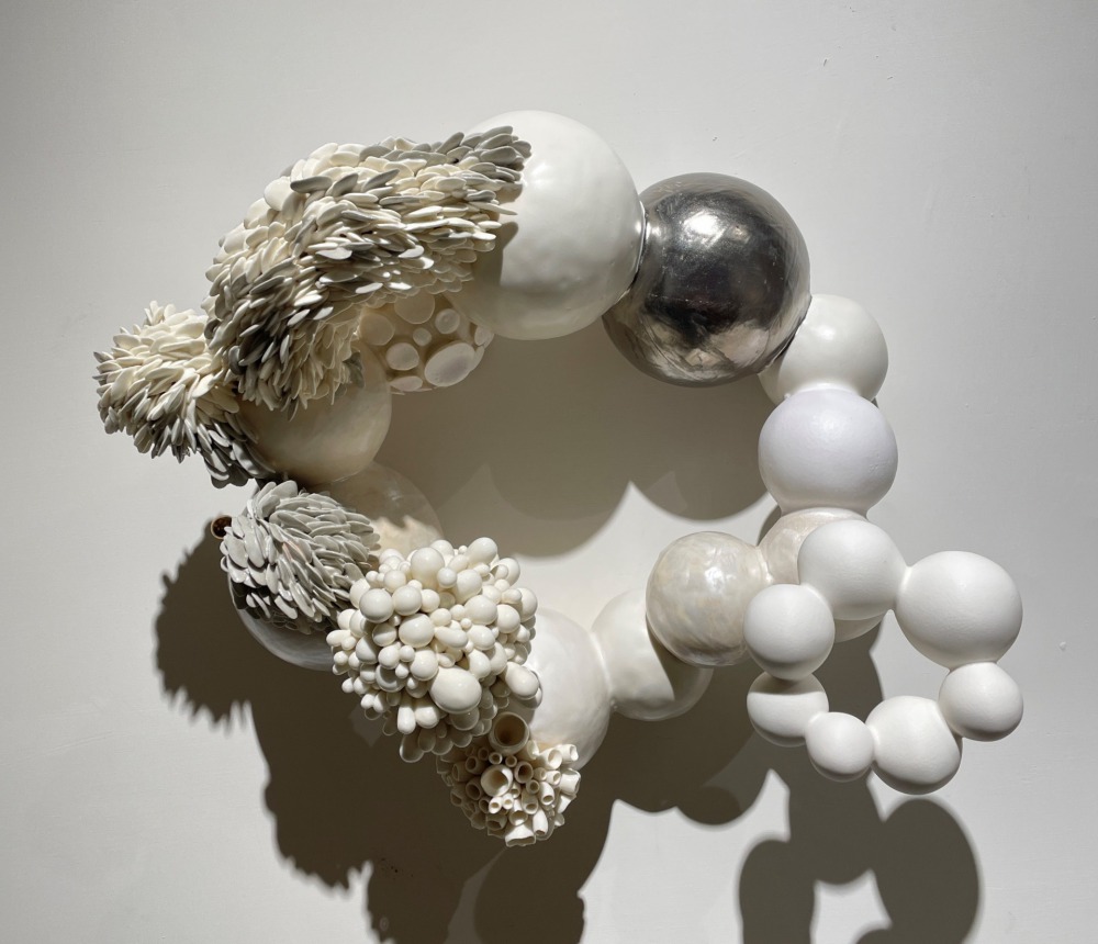 胡慧琴--時間的霉-白花園 36x25x15cm 陶土、瓷土、1230度氧化燒 2023