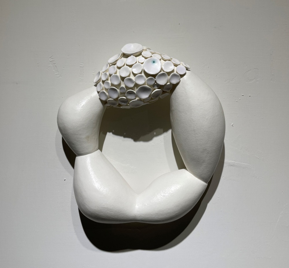 胡慧琴--時間的霉-花圈 17x17x9cm 瓷土、1230度氧化燒 2023