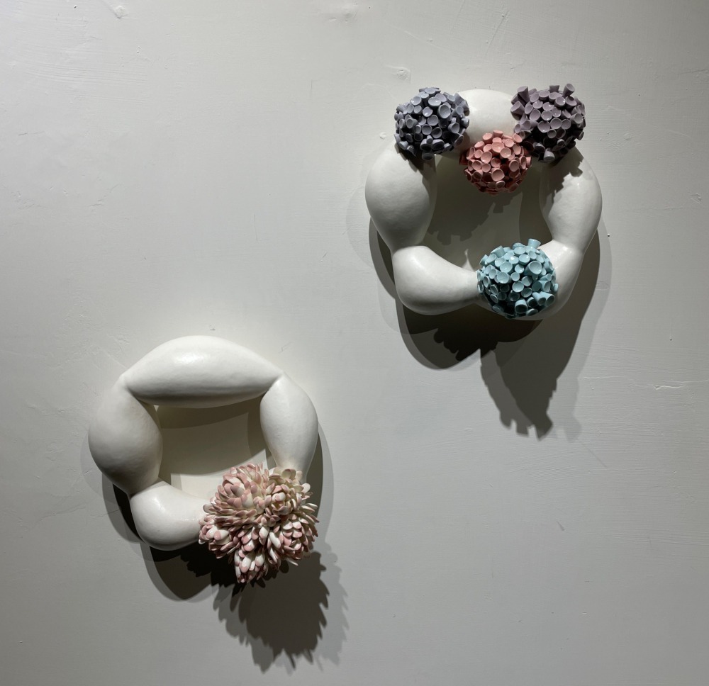 胡慧琴--時間的霉-花圈(2件) 17x17x9cm 瓷土、1230度氧化燒 2023
