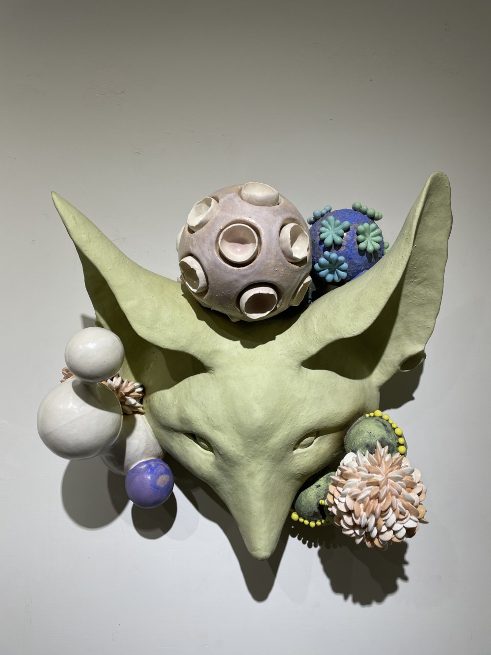 胡慧琴--時間的霉-大耳 40x30x20cm 陶土、瓷土,1230度氧化燒 2019